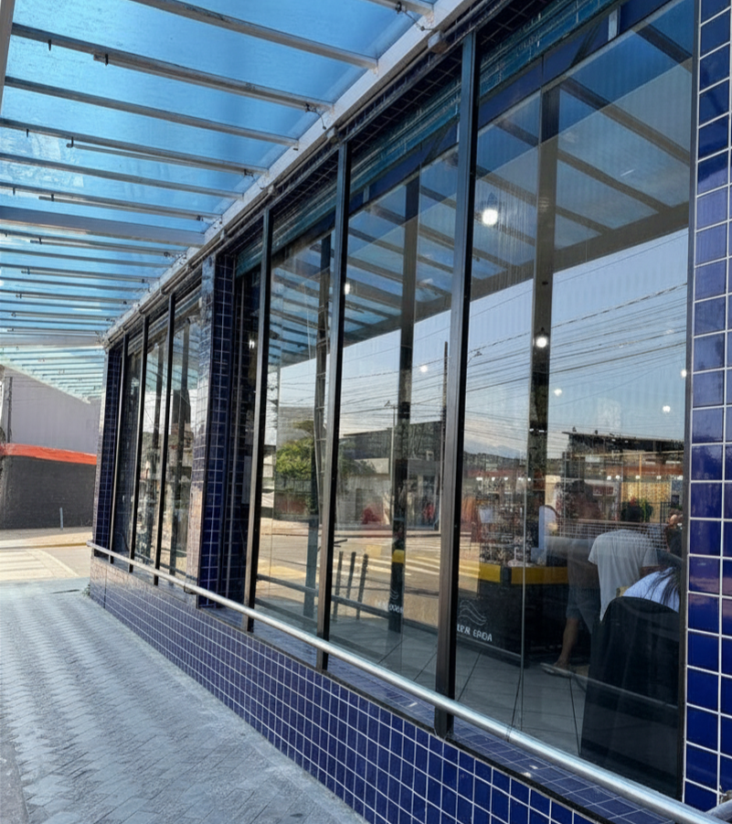 foto do vidro de uma fachada de comercio